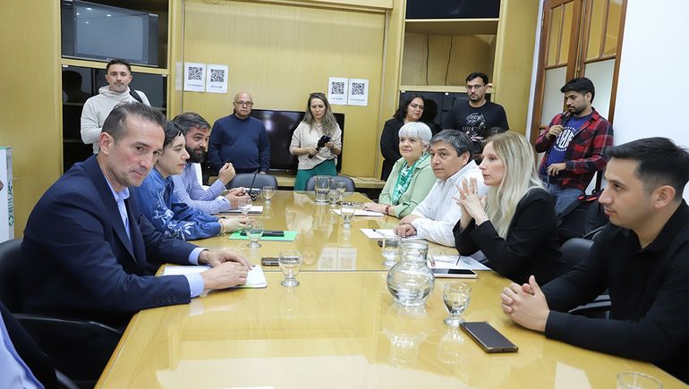 La mesa de negociación con ATE: Jorge Tobares, Joni Gandi, Carlos Quintriqueo y María José García Crespo. La mesa de negociación con ATE: Jorge Tobares, Joni Gandi, Carlos Quintriqueo y María José García Crespo.
