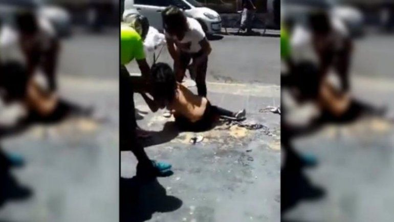 La mechera fue atrapada, golpeada y desnudada por las comerciantes.