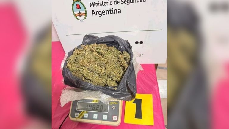 Los sospechosos ocultaban un poco más de 146 gramos de marihuana.