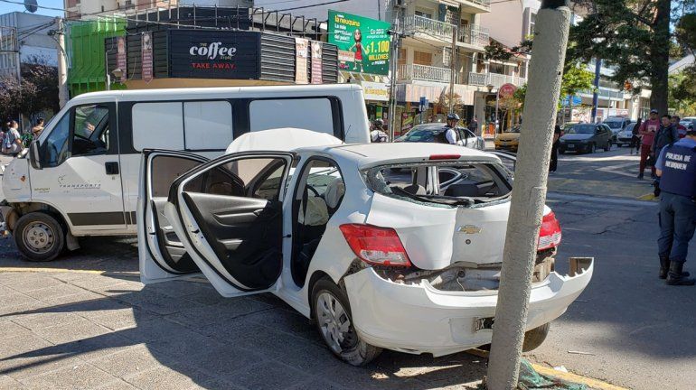 Una herida en un choque entre una camioneta y un auto en Avenida Argentina