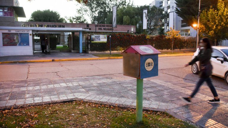 Las cajitas de libros que forman parejas, ayudan a estudiantes y sorprenden a fanáticos