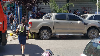 Quedó atrapada bajo la camioneta que la atropelló