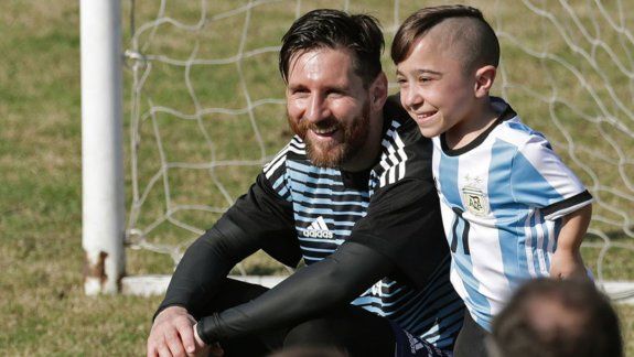 Messi con una de las figuras de la Selección de Talla Baja