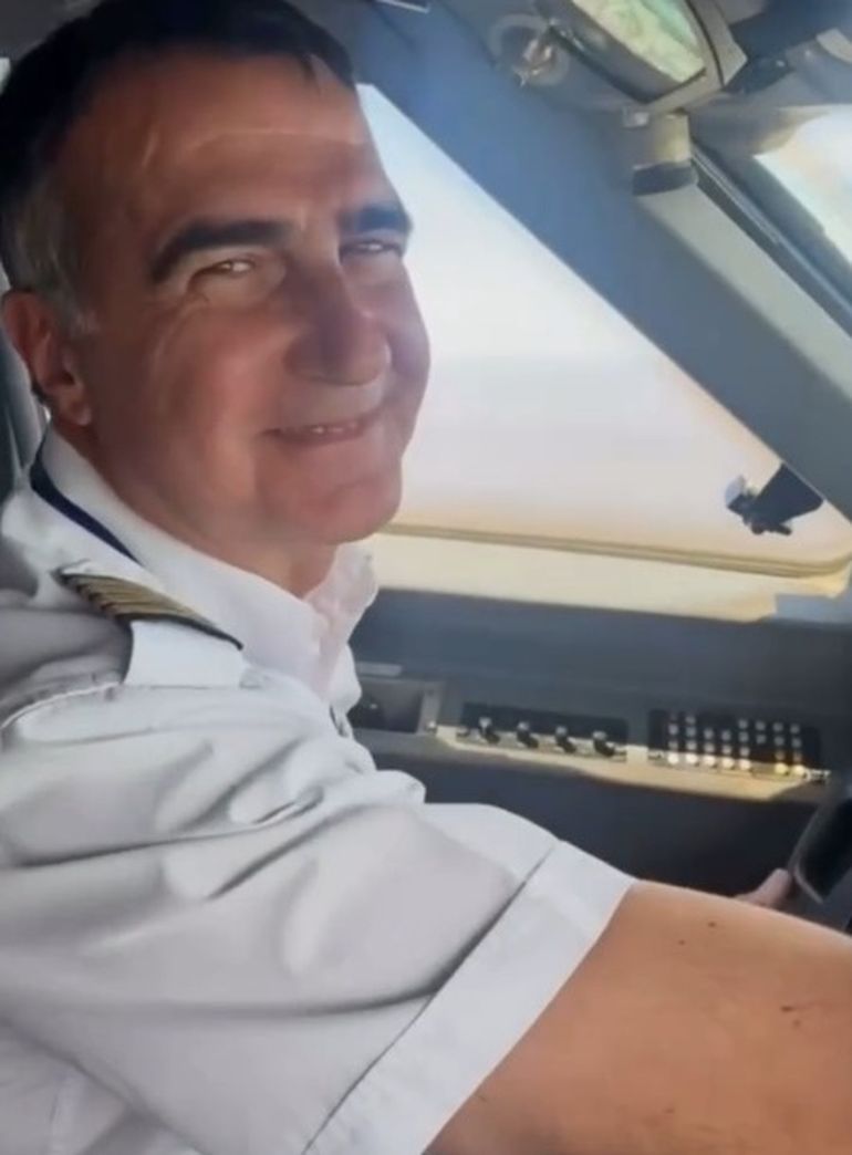 El periodista Antonio Laje, al mando del avión en el que realiza vuelos sanitarios. El periodista Antonio Laje, al mando del avión en el que realiza vuelos sanitarios.