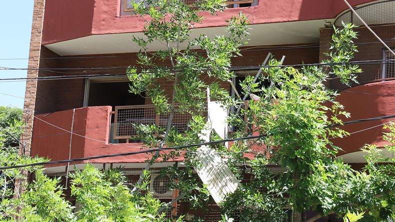 La explosión en la calle Santamaría dejó dos departamentos destrozados. | LM Neuquen La explosión en la calle Santamaría dejó dos departamentos destrozados.