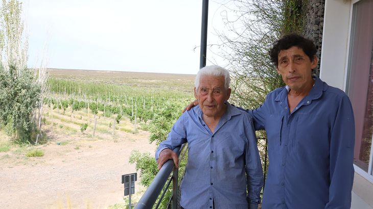 Legado familiar: Don Segundo junto a su hijo Guillermo, pilares fundamentales de un emprendimiento que nació como un sueño en tierras fiscales. Legado familiar: Don Segundo junto a su hijo Guillermo, pilares fundamentales de un emprendimiento que nació como un sueño en tierras fiscales.