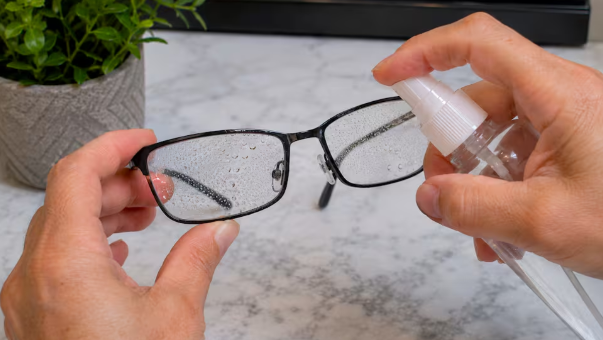 El truco del vinagre para dejar tus anteojos impecables sin rayarlos
