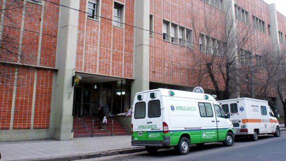 La joven permanecía internada ayer después de la supuesta agresión sexual y luego de ser atropellada.