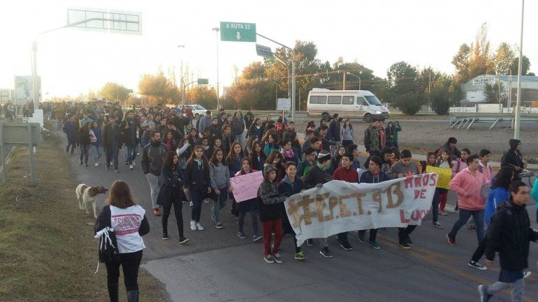 Marchan para denunciar los problemas edilicios de la EPET 9