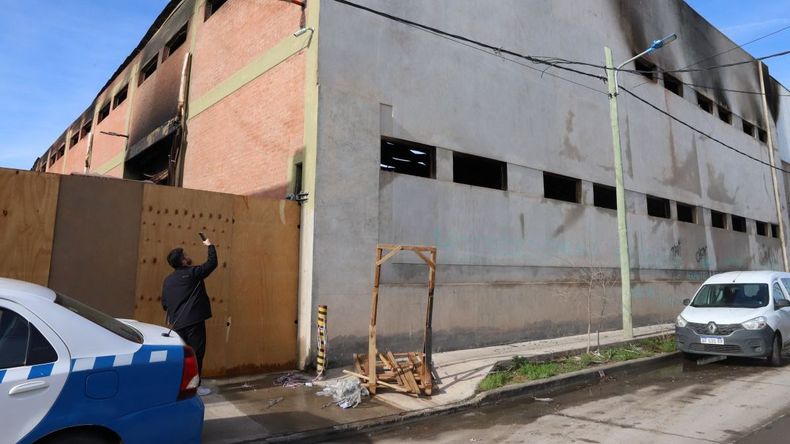 Personal de Obras Particulares se encontraba verificando la infraestructura. Aún no había empezado el peritaje.