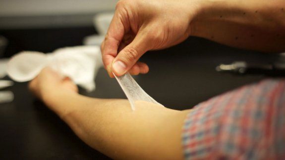 Un grupo de científicos estadounidenses creó una piel artificial que rejuvenece temporalmente.