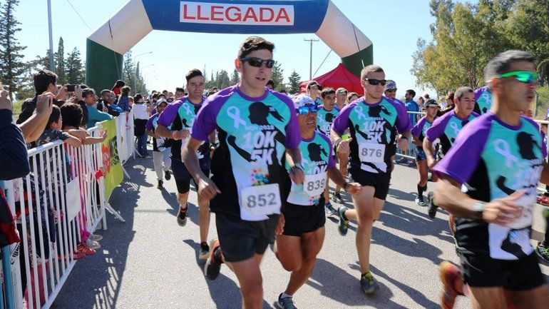 Unos 300 corredores se sumaron a la carrera solidaria contra el cáncer de cuello uterino
