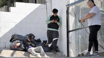 Los hijos de la docente desalojada y una allegada, en el frente de su casa de Comodoro Rivadavia, a la que no los dejan entrar desde el miércoles. Los hijos de la docente desalojada y una allegada, en el frente de su casa de Comodoro Rivadavia, a la que no los dejan entrar desde el miércoles.