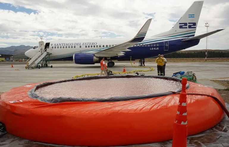 Cómo opera el Boeing 737 que llegó de Santiago del Estero al incendio de Valle Magdalena