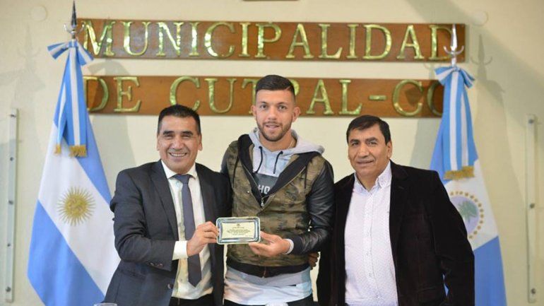 El cutralquense recibió una plaqueta del Municipio.