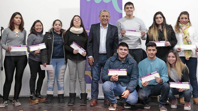 Distinguen a 100 estudiantes con una beca municipal