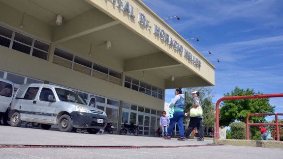 Un hombre apuñalado llegó solo en taxi al hospital