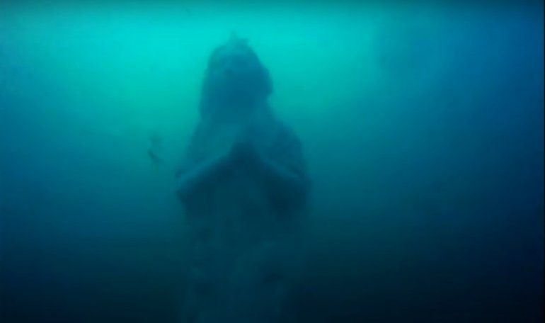 La estatua de la virgen Stella Maris, en el fondo del mar frente a Las Grutas. Cerca iría la de Maradona.