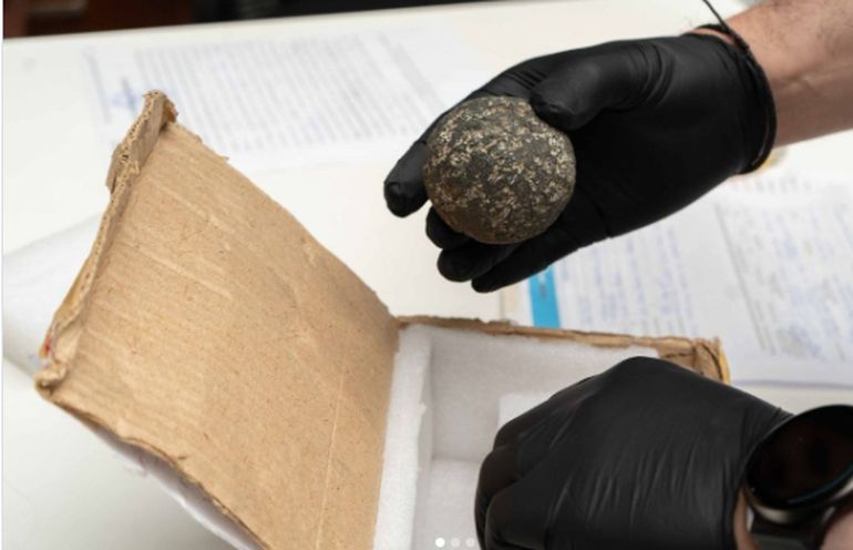 Los especialistas determinaron que se trata de una piedra presuntamente usada con boleadoras por pueblos originarios fueguinos. Los especialistas determinaron que se trata de una piedra presuntamente usada con boleadoras por pueblos originarios fueguinos. 