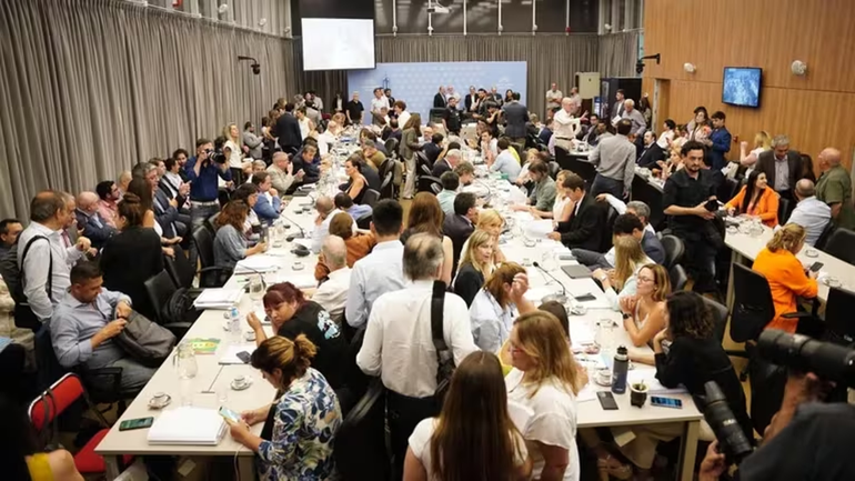 Cada vez queda menos tiempo para que el Gobierno busque la aprobación de la Ley Ómnibus impulsada por Javier Milei. Cada vez queda menos tiempo para que el Gobierno busque la aprobación de la Ley Ómnibus impulsada por Javier Milei.