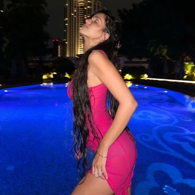El vestido irregular y traslucido de Zaira le dio un toque especial a su look en las producción de fotos hot. El vestido irregular y traslucido de Zaira le dio un toque especial a su look en las producción de fotos hot.