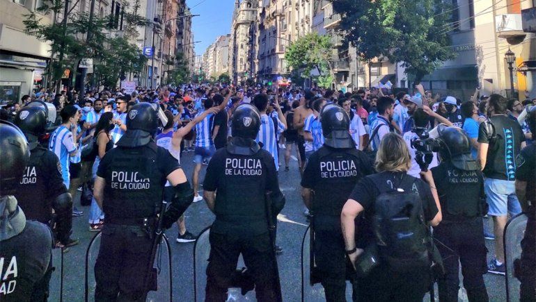Los hinchas de Racing repitieron el banderazo a horas de enfrentar a Boca