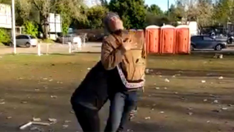 Indignante video: rugbiers que festejaban un campeonato golpearon a un hombre indefenso