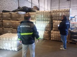 El primer cargamento de lana sucia salió desde Chubut hacia Uruguay bajo el nuevo esquema que permite a los productores vender directamente al exterior. El primer cargamento de lana sucia salió desde Chubut hacia Uruguay bajo el nuevo esquema que permite a los productores vender directamente al exterior.
