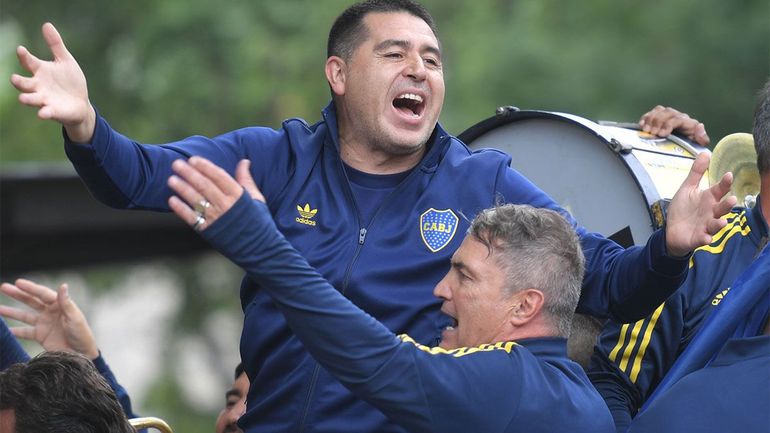 Riquelme acusa a Macri de querer venderle el club a los árabes, mediante el modelo de Sociedades Anónimas Deportivas. Riquelme acusa a Macri de querer venderle el club a los árabes, mediante el modelo de Sociedades Anónimas Deportivas.