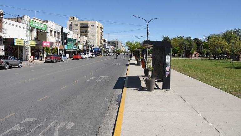 La medida podría incluir un paro total del servicio de colectivos de corta y media distancia.