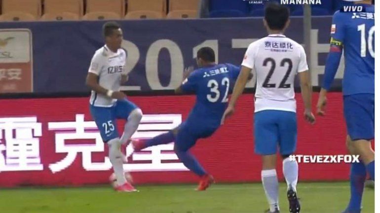La patada de Carlitos que casi lastima a un rival en China.