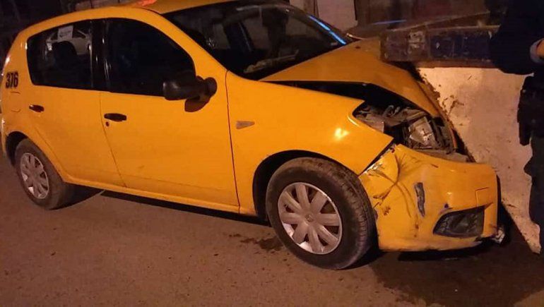 Taxista se quedó dormido y se estrelló contra un volquete