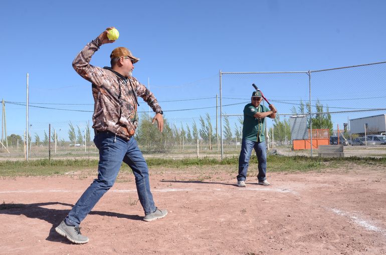 Son migrantes venezolanos y crearon su cancha de sóftbol con descartes de las petroleras