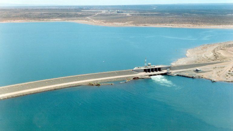 El puesto de Gendarmería de la presa estaba vacío y no pudieron denunciar.