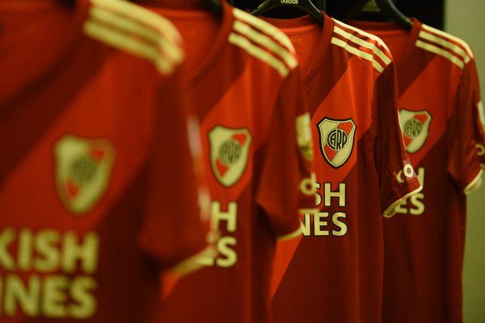 ¿Por qué River tendrá que jugar con un modelo de camiseta viejo?