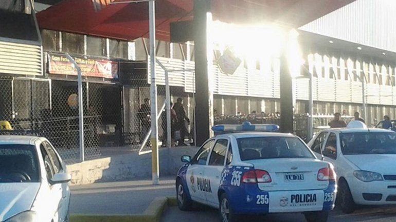 Atraparon a dos mamás que quisieron robar vodka de La Anónima