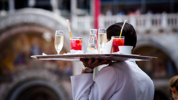 Viral: mozo salvó la vida de un cliente que se estaba ahogando. | Foto referencial.
