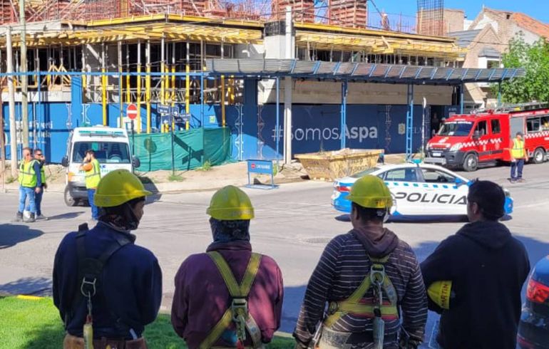 Ambulancias, obreros heridos y caos: ¿qué pasó en el edificio en construcción?