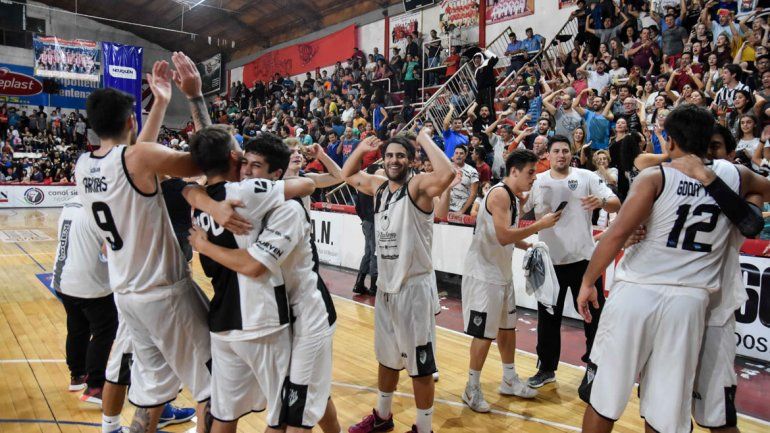 PURA FELICIDAD. Cipolletti festeja junto a su gente. Más de 200 personas fueron a La Caldera a acompañar al equipo de Rubio.