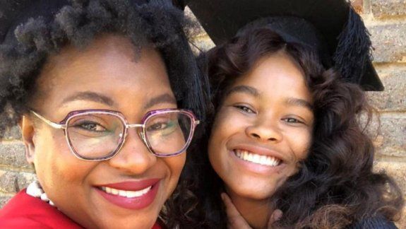 Facebook: madre e hija cumplen su sueño al graduarse juntas de la universidad.