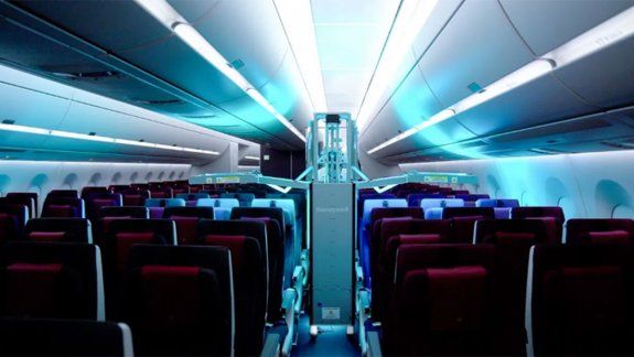 Robots suizos utilizan luz ultravioleta para eliminar los virus en los aviones