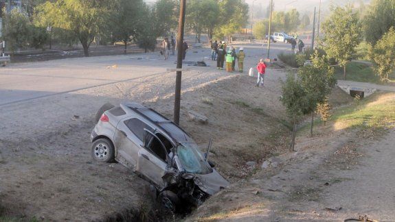 Impactante: el golpe de los cuerpos de las víctimas contra el parabrisas de la camioneta fue letal. Parte de la moto quedó aplastada dentro del zanjón. Los cuerpos salieron despedidos.