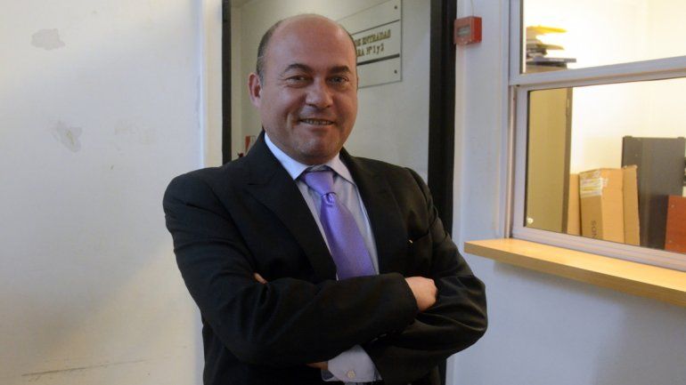 El juez Muñoz dejó la Renault Sandero dentro de un canal y se dio a la fuga.