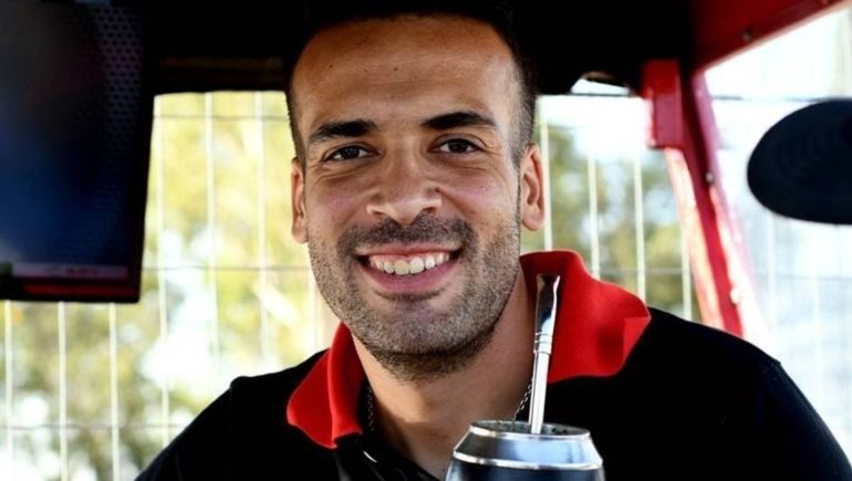 Un ex piloto de carrera acusado de estafar con una colecta reapareció públicamente y confesó una dura enfermedad