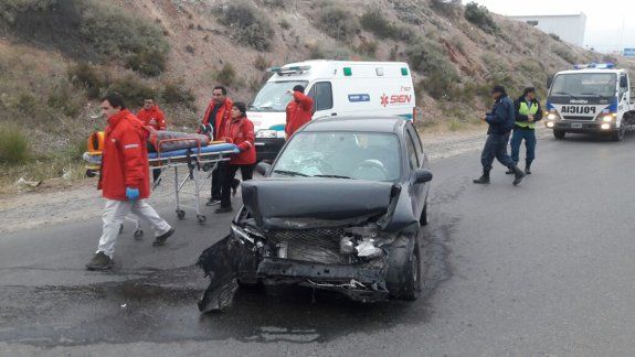 Tres heridos tras perder el control y chocar contra el guardarrail