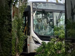 Un colectivó chocó y provocó una fuga de gas. Un colectivó chocó y provocó una fuga de gas.