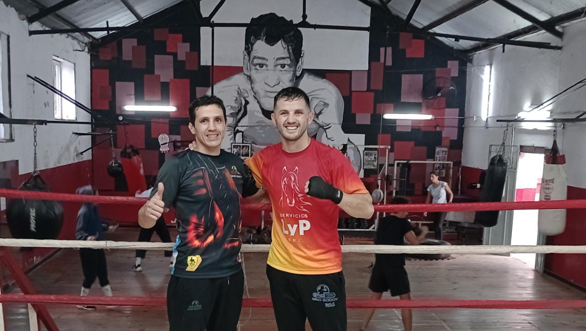 Gino Godoy junto a su hermano, Horacio, su entrenador. De fondo la imagen de Ringo Bonavena en el gimnasio del Club Huracán dónde estuvo entrenando estos días.&nbsp;