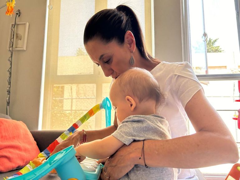 Cñaidoa Sheinbaum junto a su nieto. Cñaidoa Sheinbaum junto a su nieto.