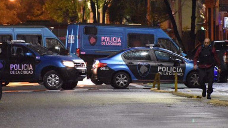 Parque Chacabuco: tomaron a dos policías como rehenes