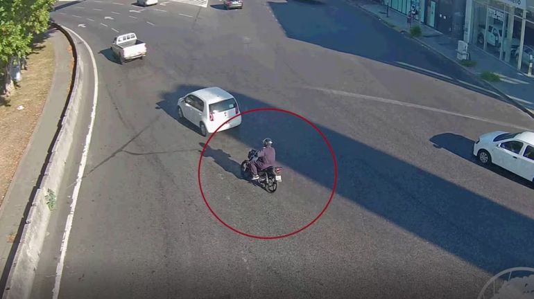 Una cámara de seguridad registró la huida del sicario tras el ataque. Una cámara de seguridad registró la huida del sicario tras el ataque.